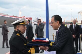 Madbouli raising the Egyptian flag