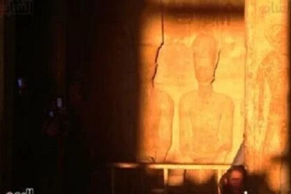 The sun aligns itself on the face of Ramses II