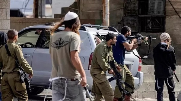 Israeli settlers attack Palestinian homes