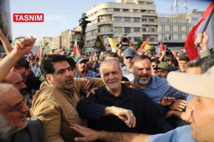 Pezeshkian in mass rally