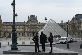 Louvre Heist 1