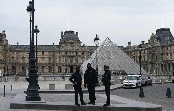 Louvre Heist 1