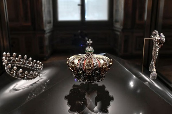 Louvre crown