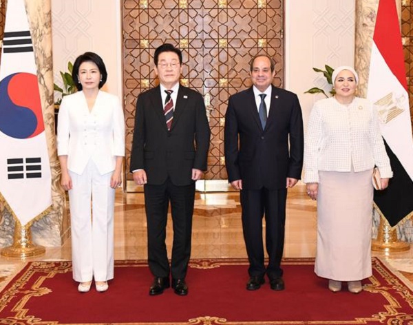 President Sisi hosts Korean President