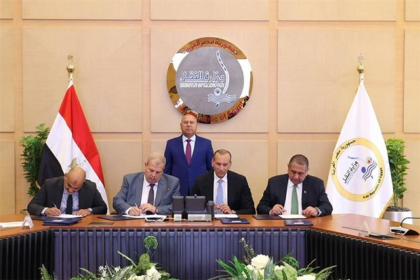 Wazir witnesses signing