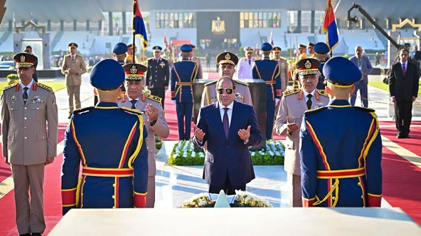 Sisi lay wreath on Sadat